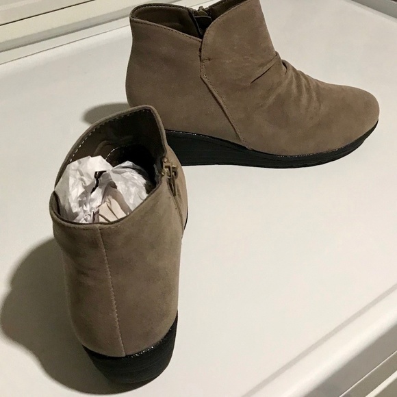 Taupe Ankle Boot, Faux Suede, Sz 7.5 - NEW - Picture 2 of 5